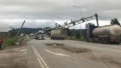 На трассе в Челябинской области снесенная грузовиком рама придавила пешехода