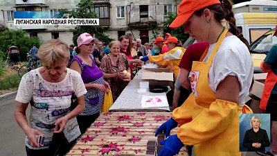 Молодежь раздала еду жителям ЛНР