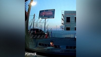 В Магнитогорске водитель чуть не сбил спрятавшегося за машиной ребенка