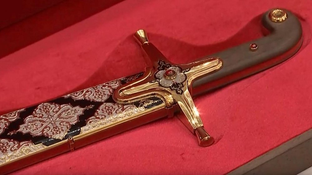 Владимир Путин подарил экс‑главе Туркмении златоустовские сабли и шахматы