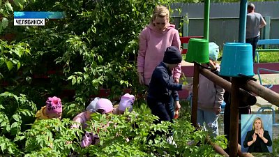 В детском саду дети занимаются садоводством