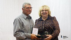 Губернатор Алексей Текслер вручил награды лучшим сельхозпроизводителям