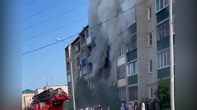 Видео пожара в многоквартирном доме в Кыштыме