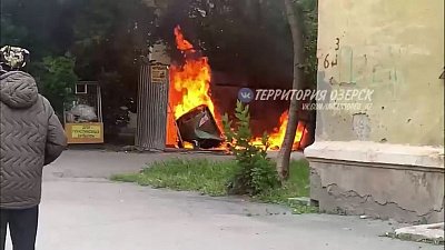 Видео пожара во дворе одного из домов в Озерске