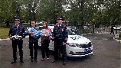 В Магнитогорске сотрудники ДПС помогли добраться семье до роддома