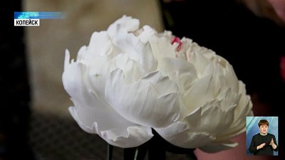Жительница Копейска создает цветы из фоамирана