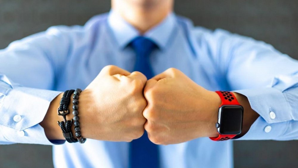 Сжатие ладоней в кулак помогает стабилизировать давление