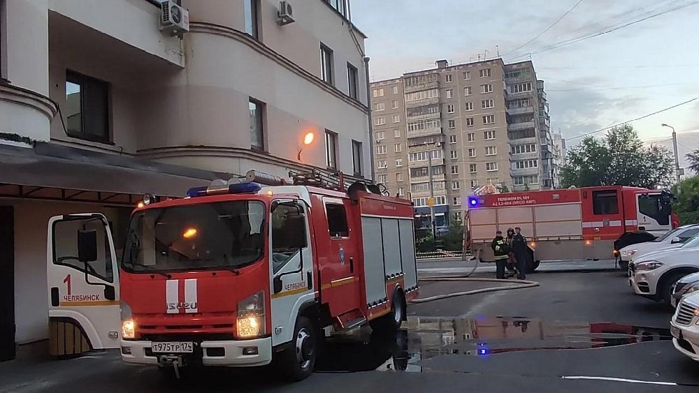 В центре Челябинска из‑за короткого замыкания загорелась жилая квартира