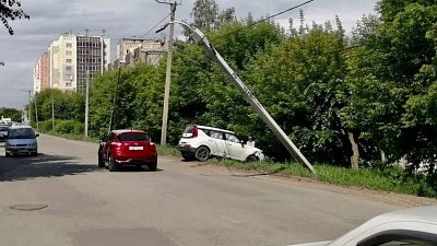 В Копейске легковой автомобиль врезался в столб