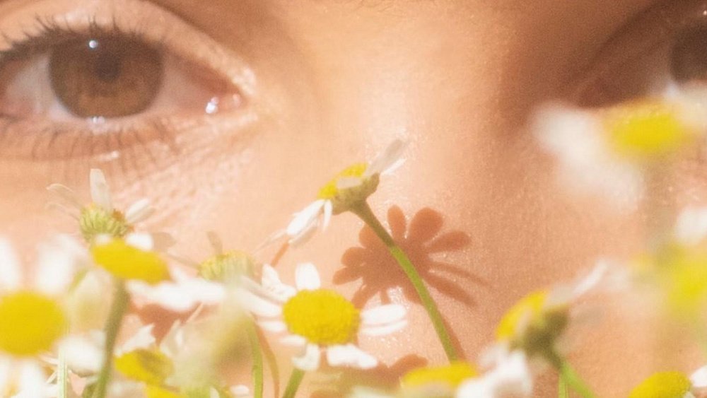 Снимаем покраснение и усталость глаз