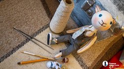 Машинист мостового крана из Челябинска шьет игрушки-талисманы