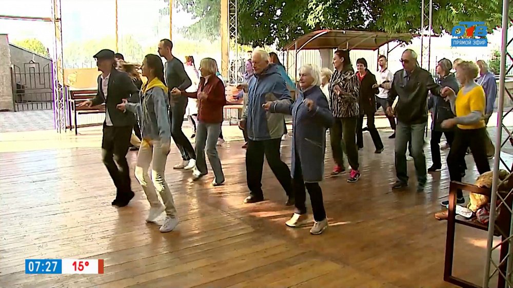 Учимся двигаться красиво и артистично в сюжете «Мастер-класс по танцам у Краеведческого музея»