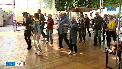 Учимся двигаться красиво и артистично в сюжете «Мастер-класс по танцам у Краеведческого музея»