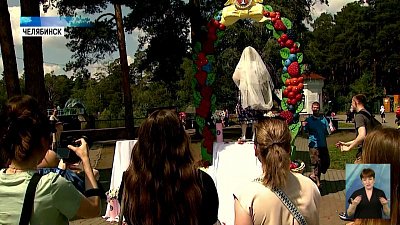 В парке Гагарина сыграли шуточные свадьбы
