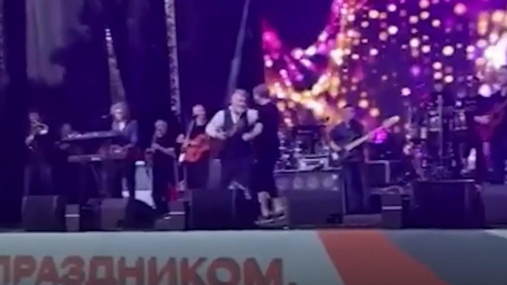 Агутин оттолкнул фаната на сцене в Миассе. Парню грозит штраф