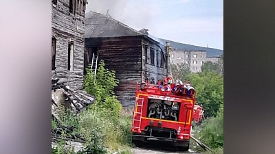 Горящие бараки в Златоусте попали на видео