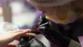Челябинцы стали чаще ходить на маникюр и делать татуировки Челябинцы стали чаще ходить на маникюр и делать татуировки