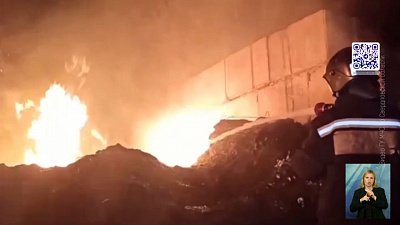 В Екатеринбурге загорелся ангар с техникой