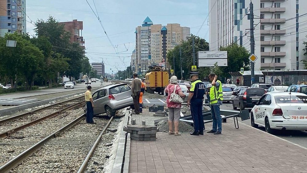 В Челябинске закрыли движение трамваев из‑за вылетевшей на пути машины