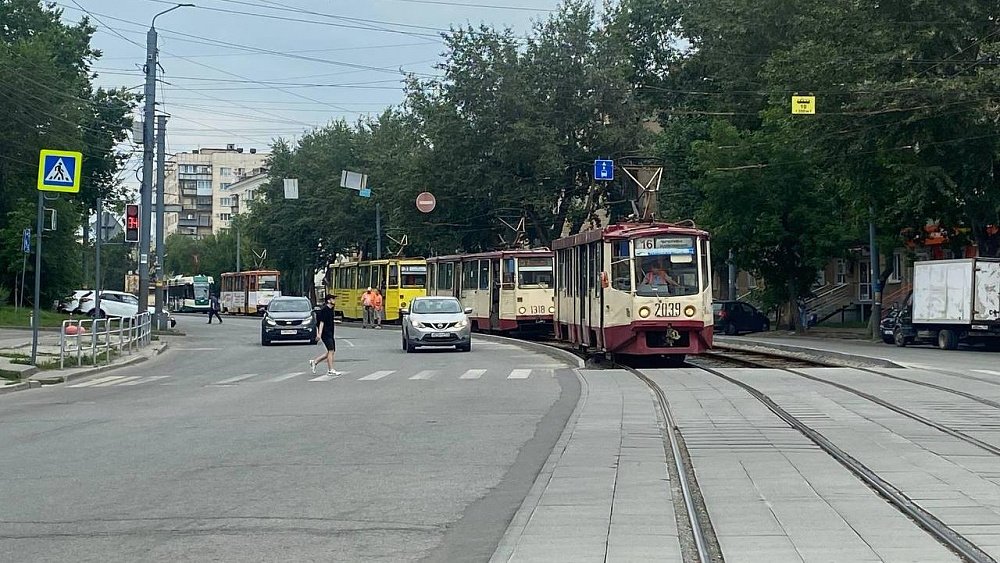 В Челябинске восстановили движение трамваев после ДТП на Цвиллинга