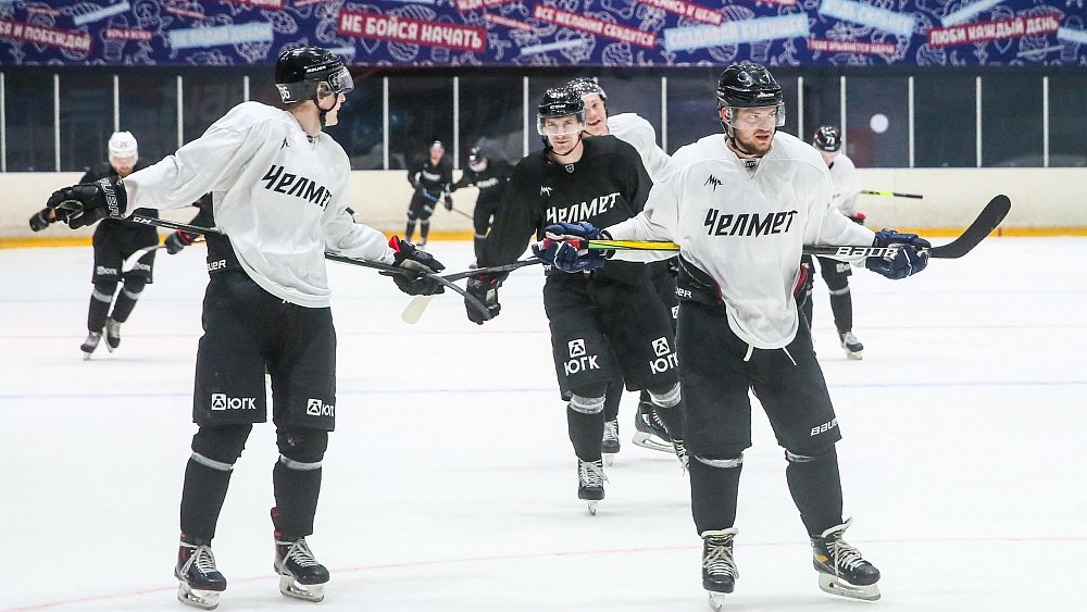 Хоккеисты челябинского клуба «Челмет» провели первую тренировку на льду