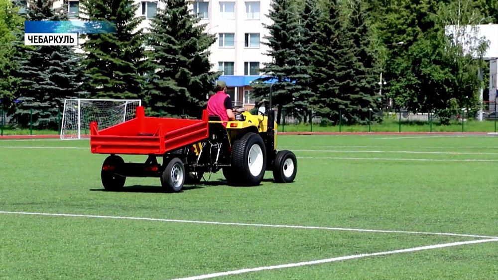 На стадионе в Чебаркуле будет работать трактор