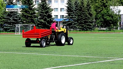 На стадионе в Чебаркуле будет работать трактор