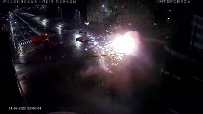 Удар молнии в столб линии электропередач в Челябинске