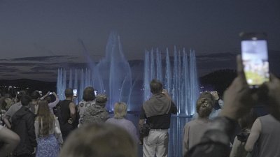 В Карабаше открыли плавающий светомузыкальный фонтан