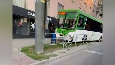 В Челябинске автобус вылетел на тротуар