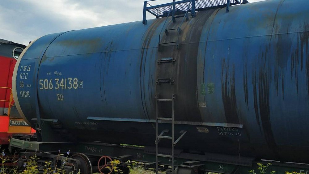 На железной дороге в Челябинске из цистерны вытекло дизельное топливо