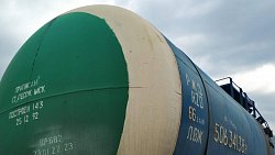 На железной дороге в Челябинске из цистерны вытекло дизельное топливо