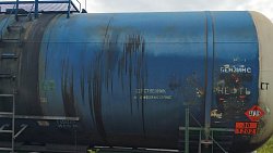 На железной дороге в Челябинске из цистерны вытекло дизельное топливо