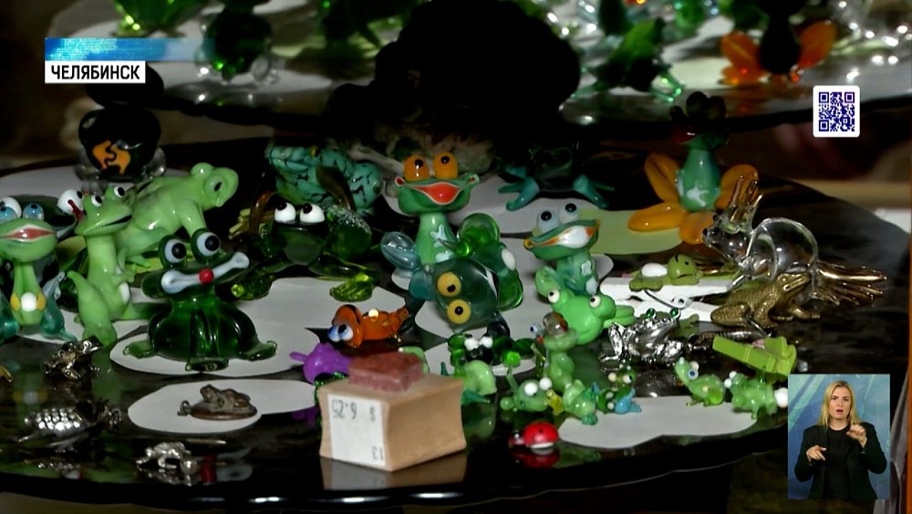 Челябинка коллекционирует фигурки лягушек
