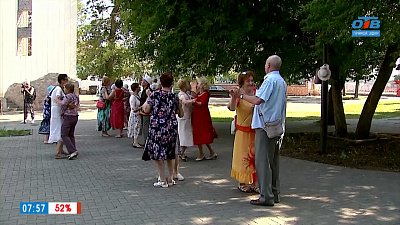 Вальс под открытым небом в сюжете «Танцы в парке Пушкина»