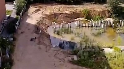 Дети в Миассе купаются в луже, которая появилась в котловане