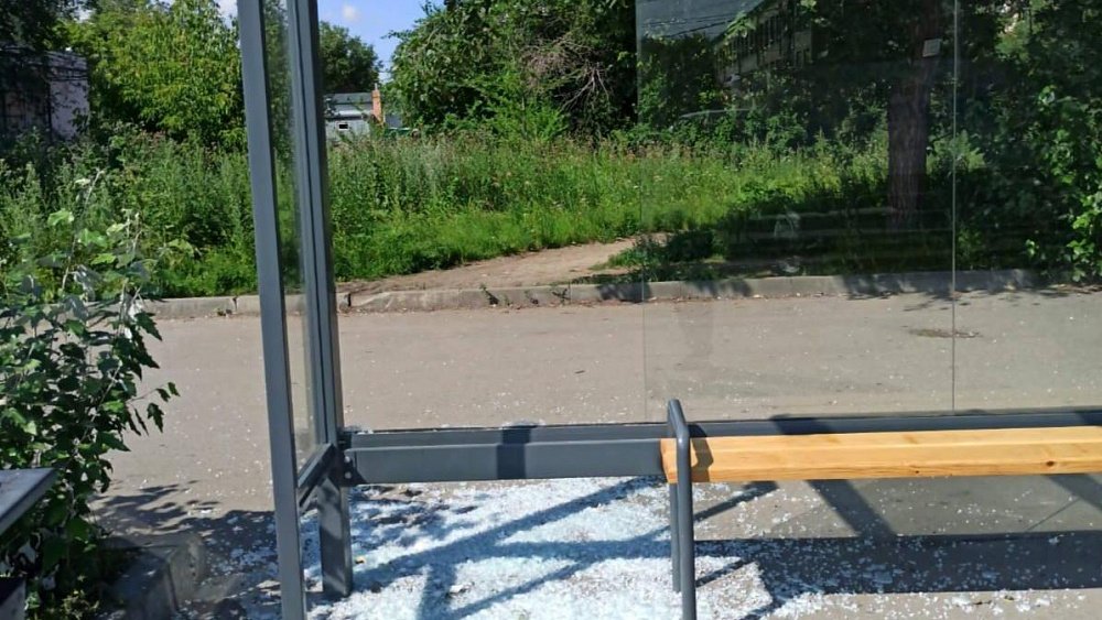 Вандалы разбили стекло на новой остановке в Челябинске