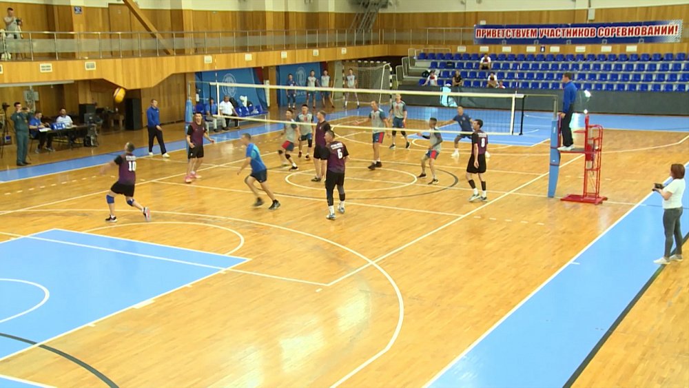 Пожарные играют в волейбол в сюжете «Чемпионат России МЧС по волейболу»