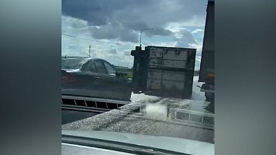 Две фуры столкнулись на трассе Челябинск-Курган: видео