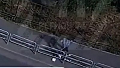 Мужчина жестоко обращается с маленькой девочкой прямо на глазах у прохожих