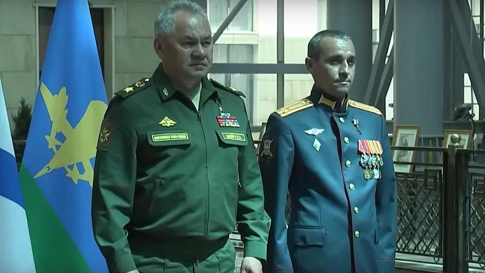 Сергей Шойгу вручил Звезду Героя России командиру танкового полка из Челябинской области