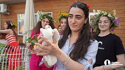 Зачем армяне дарят друг другу розы и обливаются водой?