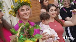 Зачем армяне дарят друг другу розы и обливаются водой?