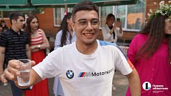 Зачем армяне дарят друг другу розы и обливаются водой?