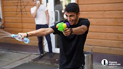 Зачем армяне дарят друг другу розы и обливаются водой?