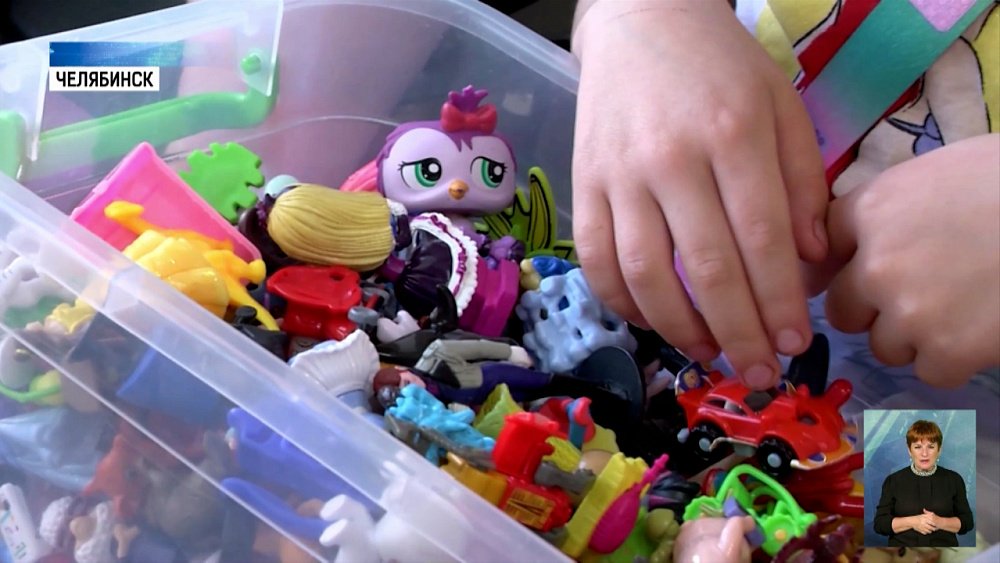 Медсестра дарит игрушки юным пациентам