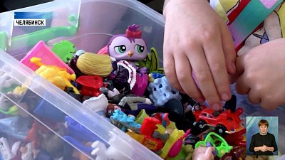 Медсестра дарит игрушки юным пациентам