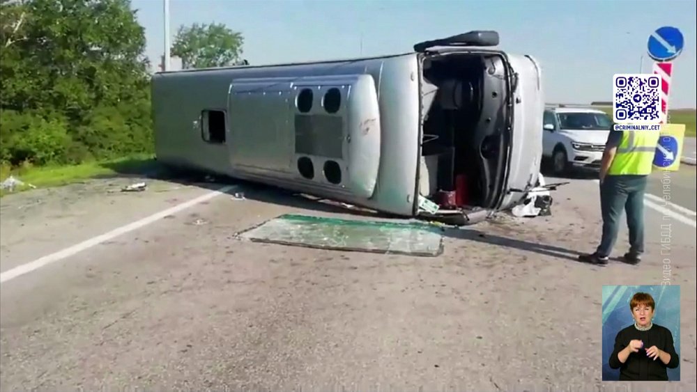 Грузовик столкнулся с рейсовым автобусом