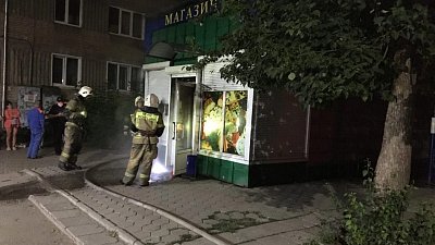 В Копейске на остановке транспорта сгорел магазин