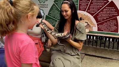 Питон Капитон из челябинского зоопарка «познакомился» с птицами